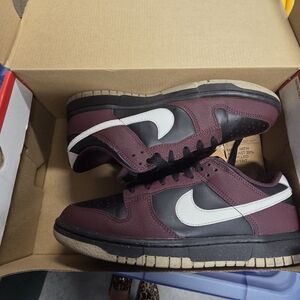 Nike Men's Black and Burgundy Sneakers